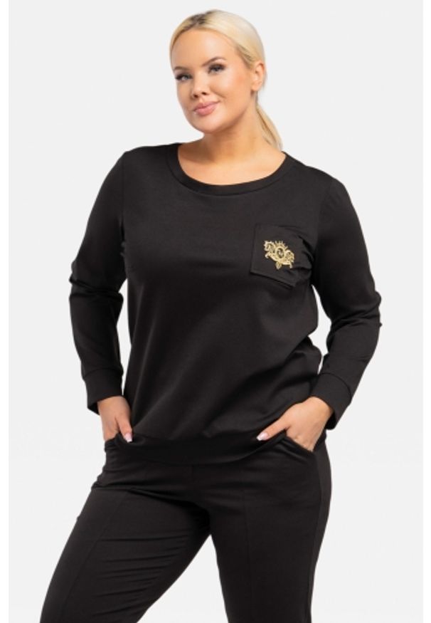 KARKO - Bluza dzianinowa z aplikacją na kieszonce ABLA czarna. Kolekcja: plus size. Kolor: czarny. Materiał: dzianina. Wzór: aplikacja. Sport: turystyka piesza