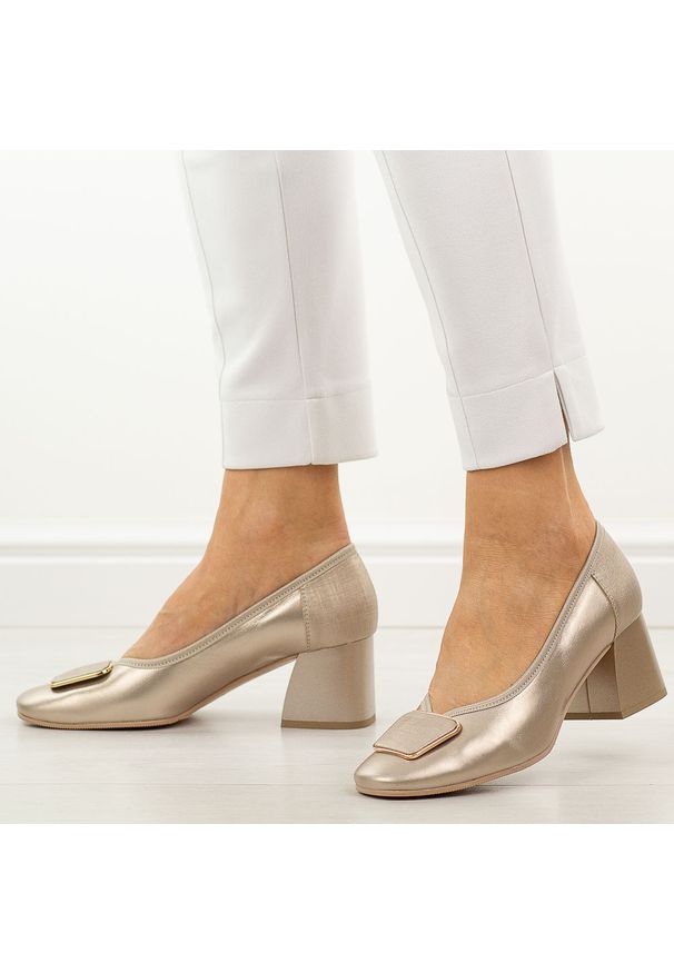 Perłowe skórzane Polskie czółenka damskie słupku Góral 2096. Okazja: na co dzień, na spotkanie biznesowe. Kolor: biały. Szerokość cholewki: normalna. Wzór: aplikacja. Materiał: skóra. Sezon: wiosna, jesień, lato. Obcas: na słupku. Styl: biznesowy, elegancki, casual, klasyczny, wizytowy. Wysokość obcasa: średni