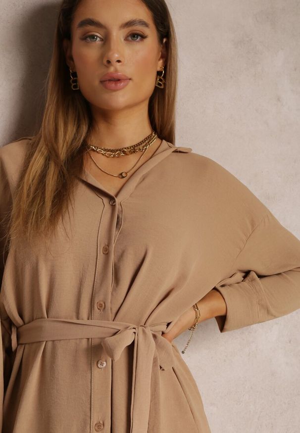 Renee - Beżowa Sukienka Koszulowa z Falbanką i Wiązanym Paskiem Neitra. Okazja: do pracy, na co dzień, na imprezę. Kolor: beżowy. Materiał: materiał, tkanina. Długość rękawa: długi rękaw. Wzór: gładki, jednolity. Typ sukienki: koszulowe. Styl: klasyczny, elegancki, casual. Długość: mini