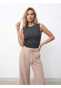 Sinsay - Spodnie wide leg z paskiem z materiału tech-poly - beżowy. Kolor: beżowy. Materiał: materiał
