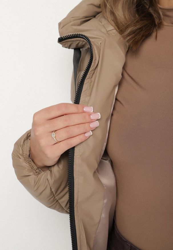 Born2be - Ciemnobeżowa Pikowana Kurtka Puffer z Kapturem i Ozdobnymi Taśmami Relania. Okazja: na spacer, na co dzień. Typ kołnierza: kaptur. Kolor: beżowy. Materiał: skóra, dzianina, poliester. Styl: casual