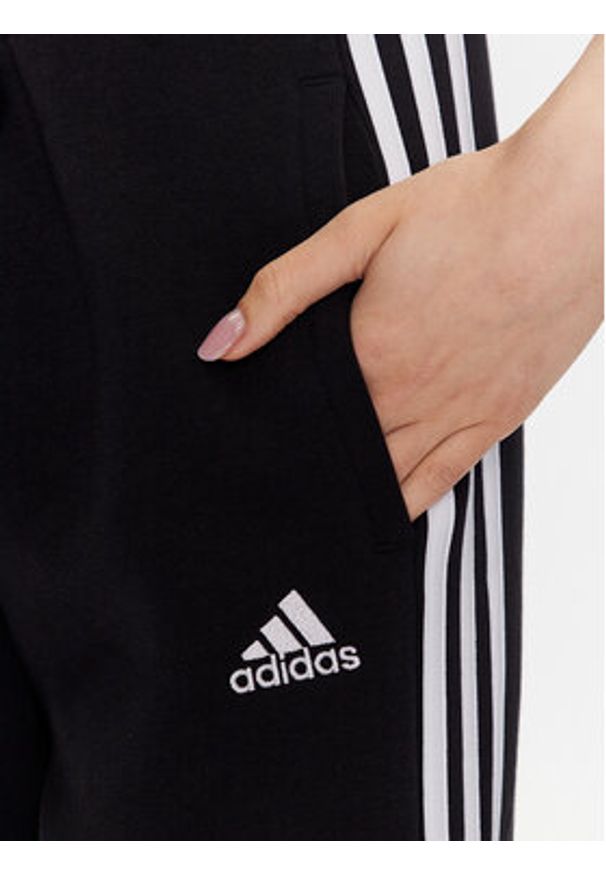 Adidas - adidas Spodnie dresowe HZ5747 Czarny Regular Fit. Kolor: czarny. Materiał: bawełna