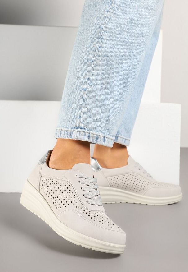 Born2be - Szare Sneakersy w Stylu Półbutów na Koturnie z Ażurową Cholewką Varzedi. Okazja: na co dzień, na spacer. Kolor: szary. Szerokość cholewki: normalna. Wzór: ażurowy. Sezon: lato. Obcas: na koturnie. Sport: turystyka piesza
