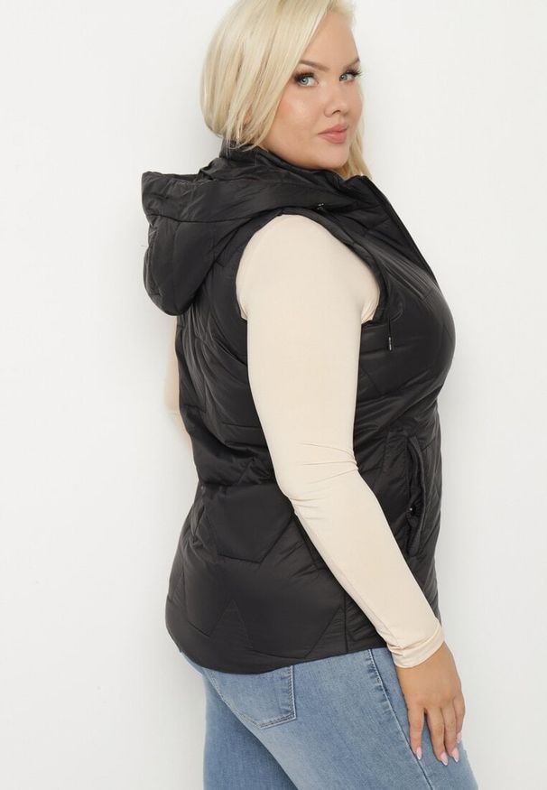 Born2be - Czarna Kamizelka z Pikowanymi Przeszyciami i Odpinanym Kapturem Delastris. Okazja: na co dzień, na spacer. Kolekcja: plus size. Kolor: czarny. Materiał: jeans. Styl: casual, elegancki