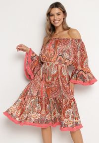 Born2be - Czerwona Sukienka Hiszpanka Ozdobiona Frędzlami o Rozkloszowanym Fasonie w Print Paisley Allnight. Okazja: na co dzień. Typ kołnierza: dekolt hiszpanka. Kolor: czerwony. Wzór: aplikacja, nadruk, paisley. Typ sukienki: proste. Styl: casual, elegancki
