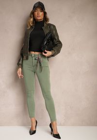 Renee - Ciemnozielone Spodnie Skinny z Wysokim Stanem i Ozdobną Chustką Hyadia. Okazja: na co dzień. Stan: podwyższony. Kolor: zielony. Styl: casual