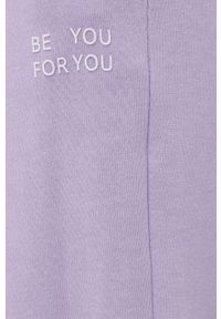 Vero Moda Spodnie damskie kolor fioletowy z nadrukiem. Stan: podwyższony. Kolor: fioletowy. Wzór: nadruk #2