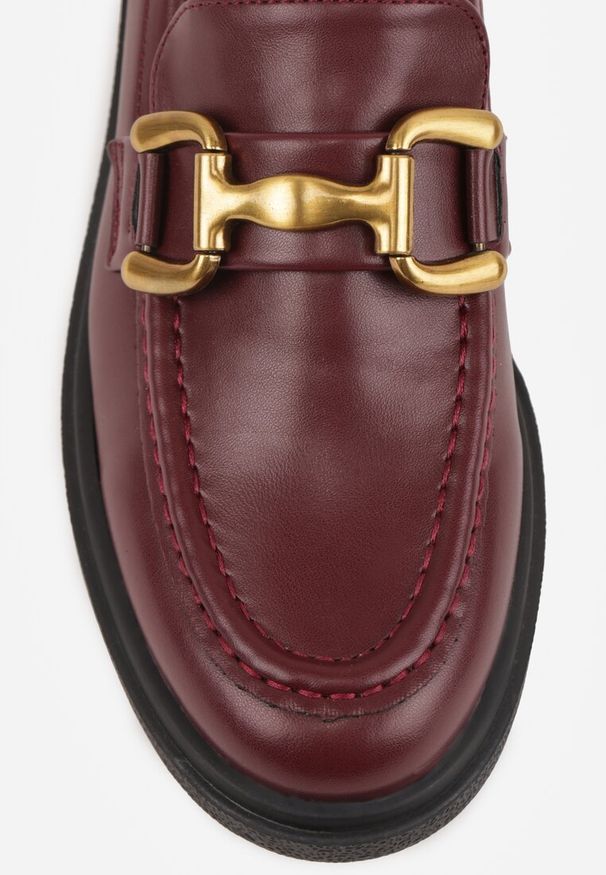 Renee - Bordowe Mokasyny na Płaskiej Podeszwie Ozdobione Klamrą Relabra. Okazja: do pracy, na co dzień. Zapięcie: klamry. Kolor: czerwony. Materiał: jeans. Wzór: aplikacja. Obcas: na płaskiej podeszwie. Styl: elegancki, casual