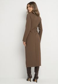 Born2be - Brązowa Elegancka Sukienka z Ozdobnymi Guzikami i Paskiem z Klamrą Esmilea. Okazja: na co dzień, do pracy, na spotkanie biznesowe. Kolor: brązowy. Długość rękawa: długi rękaw. Typ sukienki: proste. Styl: elegancki #4