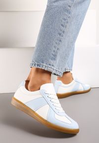 Renee - Niebiesko-Białe Sneakersy Tenisówki z Ozdobnymi Przeszyciami Sumina. Nosek buta: okrągły. Zapięcie: sznurówki. Kolor: niebieski. Materiał: materiał. Obcas: na obcasie. Wysokość obcasa: niski #5