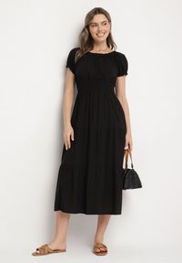Born2be - Czarna Sukienka o Rozkloszowanym Kroju z Dekoltem Typu Łódka Miranea. Okazja: na co dzień. Kolor: czarny. Materiał: jeans. Typ sukienki: proste, rozkloszowane. Styl: klasyczny, casual