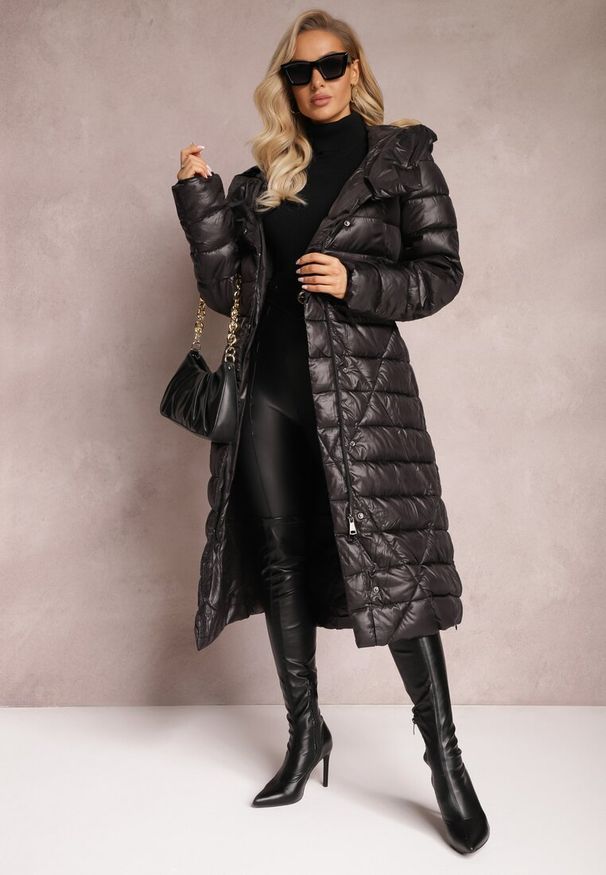 Renee - Czarna Kurtka Pikowana z Wiązanym Paskiem Phaza. Kolekcja: plus size. Kolor: czarny