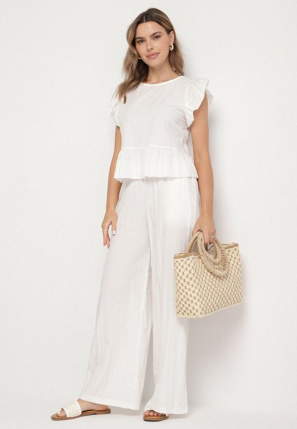 Born2be - Biały Komplet z Wiskozą Szerokie Spodnie i Bluzka z Falbankami Villimi. Kolor: biały. Materiał: wiskoza