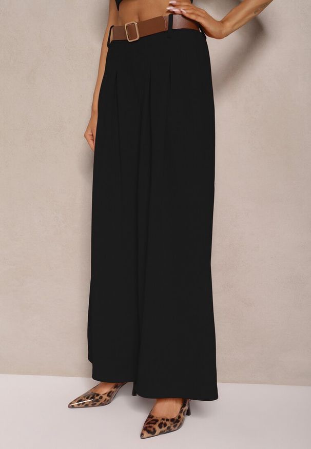 Renee - Czarne Spodnie o Szerokim Kroju High Waist Ozdobione Paskiem Rasalle. Okazja: na co dzień. Stan: podwyższony. Kolor: czarny. Wzór: aplikacja. Styl: elegancki, casual