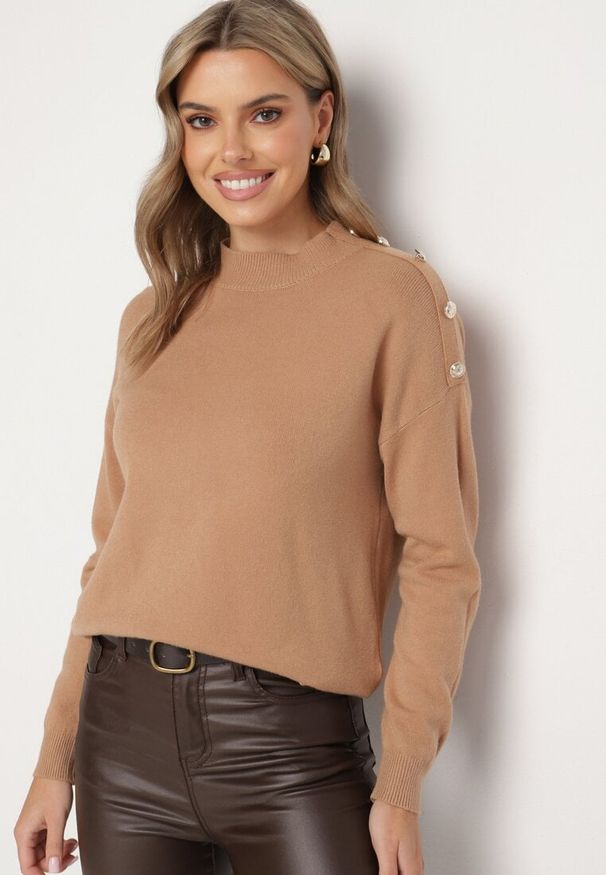 Born2be - Beżowy Sweter Półgolf z Modalem Wiskozą i Guzikami Emmiala. Okazja: na co dzień. Kolor: beżowy. Materiał: wiskoza. Długość rękawa: długi rękaw. Długość: długie. Styl: elegancki, casual