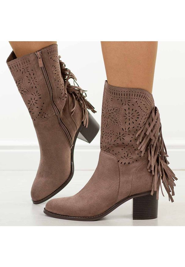 Szare ażurowe botki damskie na obcasie M.Daszyński 2337-15. Kolor: szary. Materiał: zamsz. Szerokość cholewki: normalna. Wzór: ażurowy. Sezon: wiosna, jesień, lato. Obcas: na obcasie. Styl: elegancki, boho, klasyczny. Wysokość obcasa: średni