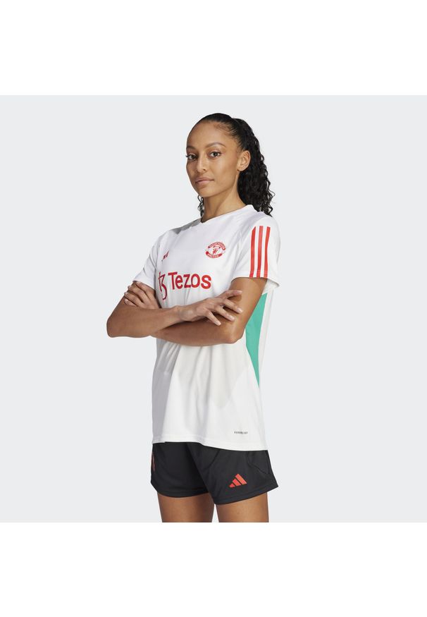 Adidas - Manchester United Tiro 23 Training Jersey. Kolor: biały. Materiał: jersey