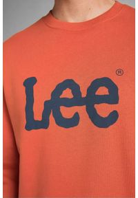 Lee - LEE BASIC CREW LOGO SWS MĘSKA BLUZA BEZ KAPTURA LOGO BURNT OCHRE L80XTJBH. Typ kołnierza: bez kaptura #5