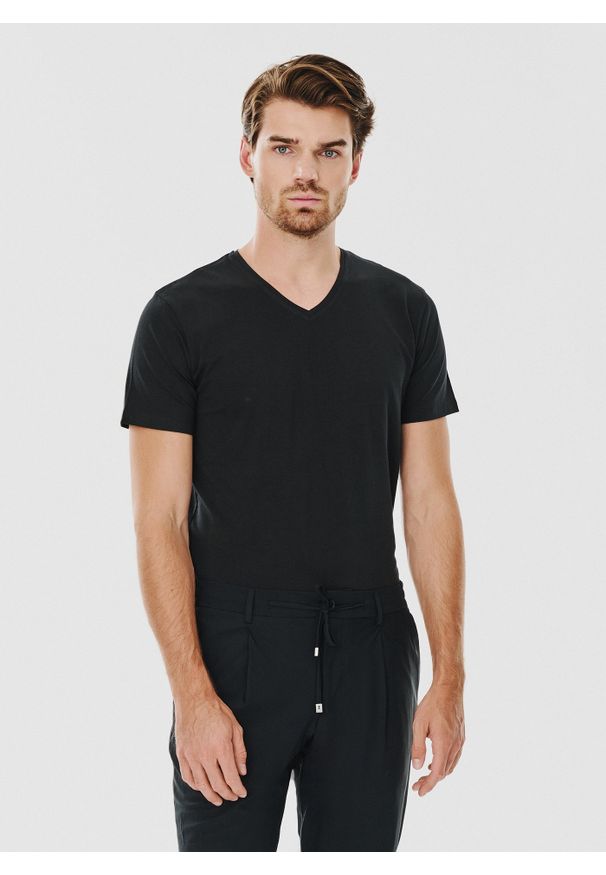 Pako Lorente - PAKO LORENTE – Czarny gładki t-shirt v-neck. Kolor: czarny, biały. Materiał: bawełna, elastan. Wzór: gładki