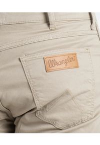 Wrangler - WRANGLER GREENSBORO MĘSKIE SPODNIE MATERIAŁOWE KHAKI W15QOF787. Kolor: brązowy. Materiał: materiał #6