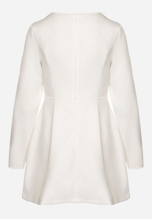 Born2be - Biała Sukienka Taliowana z Kwadratowym Dekoltem Jelzemis. Okazja: na co dzień, na spacer. Typ kołnierza: dekolt kwadratowy. Kolor: biały. Materiał: poliester. Długość rękawa: długi rękaw. Typ sukienki: proste. Styl: elegancki, casual