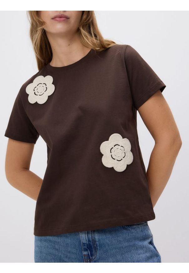 Reserved - T-shirt z szydełkowaną aplikacją - brązowy. Kolor: brązowy. Materiał: bawełna. Wzór: aplikacja