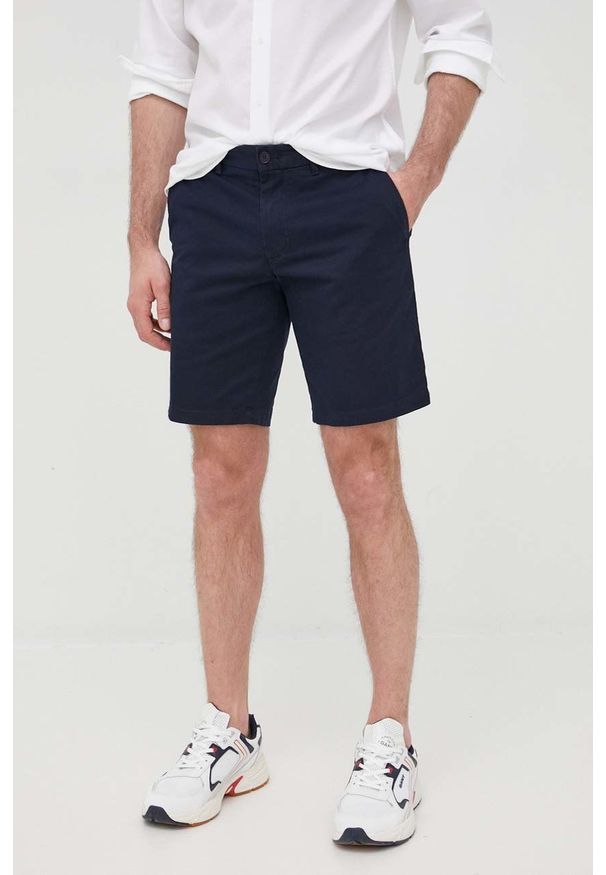 TOMMY HILFIGER - Tommy Hilfiger szorty BROOKLYN 1985 męskie kolor granatowy. Okazja: na co dzień. Kolor: niebieski. Materiał: tkanina, bawełna, włókno. Wzór: gładki. Styl: casual