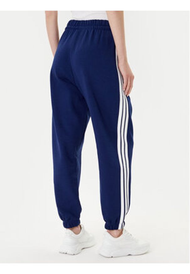 Adidas - adidas Spodnie dresowe Essentials 3-Stripes Fleece JX7696 Niebieski Loose Fit. Kolor: niebieski. Materiał: bawełna