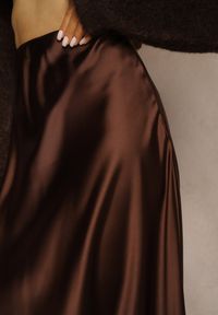 Renee - Brązowa Satynowa Midi Spódnica Rozkloszowana z Gumką w Pasie i Suwakiem Leose. Kolor: brązowy. Materiał: satyna #2