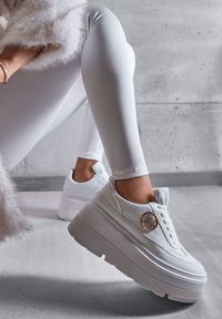 Renee - Białe Chunky Sneakersy Vices na Platformie z Okrągłym Detalem Sedvira. Okazja: na spacer. Nosek buta: okrągły. Kolor: biały. Materiał: skóra, koronka, jeans. Obcas: na platformie. Sport: turystyka piesza #1