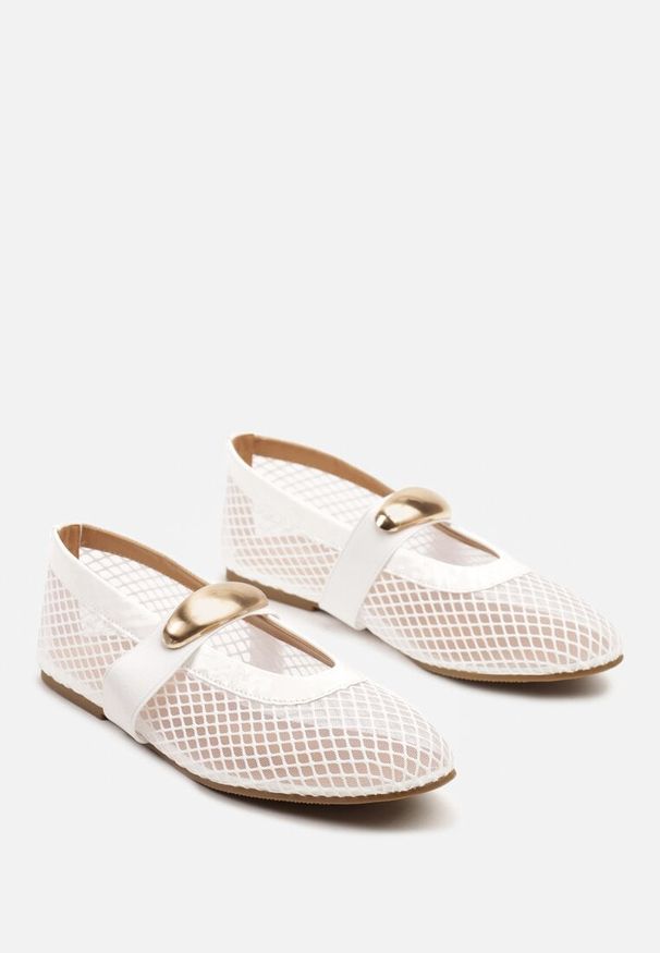 Born2be - Białe Siateczkowe Balerinki z Metalową Ozdobą Tatolira. Okazja: na co dzień. Kolor: biały. Materiał: jeans. Wzór: aplikacja. Styl: klasyczny, elegancki, casual