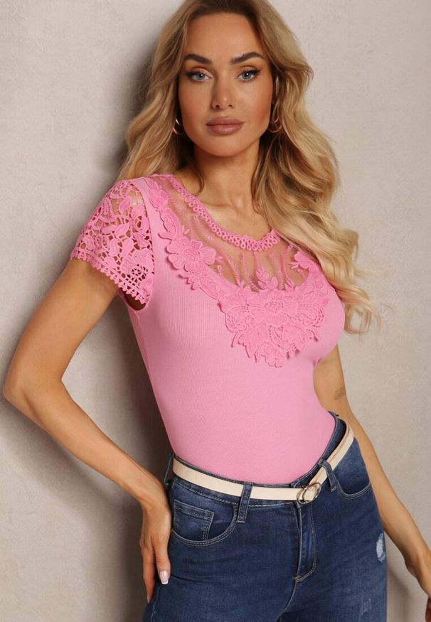 Renee - Różowy T-shirt Ozdobiony Koronkowymi Wstawkami Brines. Okazja: na co dzień. Kolor: różowy. Materiał: koronka. Wzór: aplikacja. Styl: klasyczny, elegancki, casual