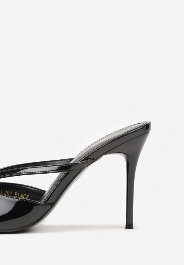 Born2be - Czarne Lakierowane Klapki na Szpilce Zdobione Paskami i Klamerką Hemdithas. Okazja: na co dzień. Kolor: czarny. Materiał: lakier. Wzór: aplikacja. Obcas: na szpilce. Styl: elegancki, casual