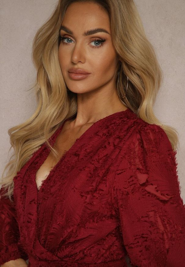 Renee - Bordowa Koronkowa Sukienka o Kopertowym Kroju z Bufiastymi Rękawami i Falbanką Femeriana. Kolor: czerwony. Materiał: koronka. Typ sukienki: kopertowe. Styl: elegancki