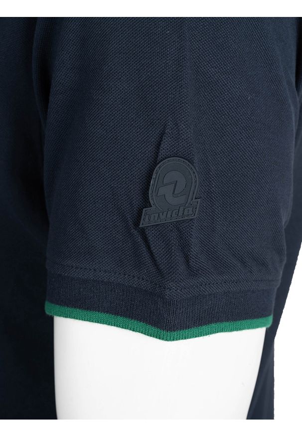 Invicta Koszulka Polo | 4452240 / U | Mężczyzna | Granatowy. Okazja: na co dzień. Typ kołnierza: polo. Kolor: niebieski. Materiał: bawełna. Długość rękawa: krótki rękaw. Wzór: aplikacja. Styl: klasyczny, casual