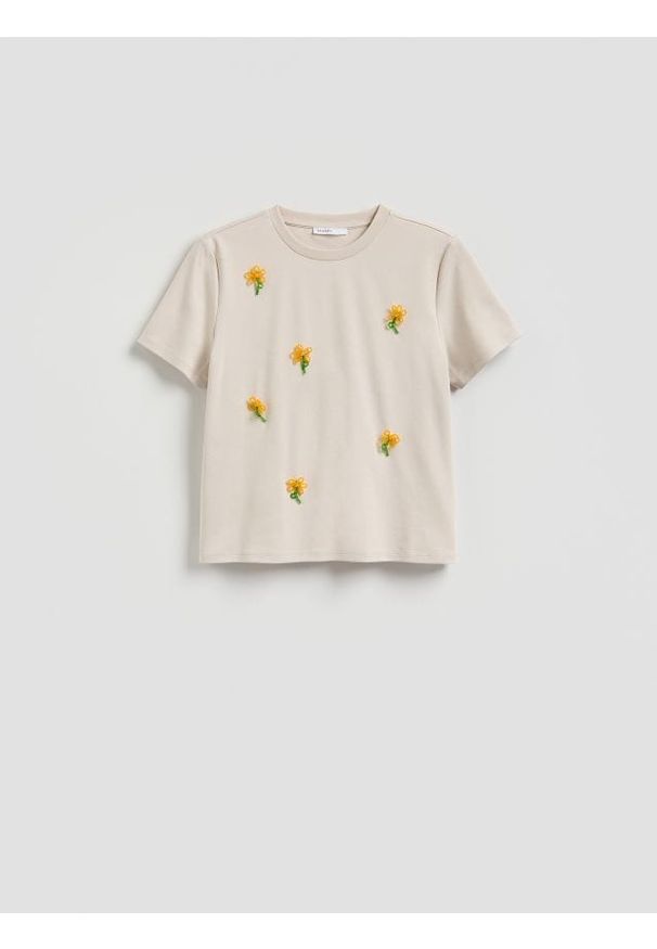Reserved - T-shirt z ozdobną aplikacją - beżowy. Kolor: beżowy. Materiał: bawełna. Wzór: aplikacja. Styl: klasyczny
