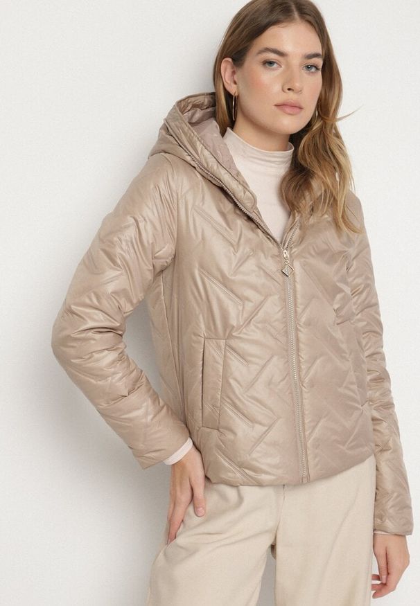 Born2be - Ciemnobeżowa Pikowana Kurtka z Kapturem Ozdobiona Naszywką Rilumia. Okazja: na co dzień. Typ kołnierza: kaptur. Kolor: beżowy. Materiał: jeans. Wzór: aplikacja. Styl: casual