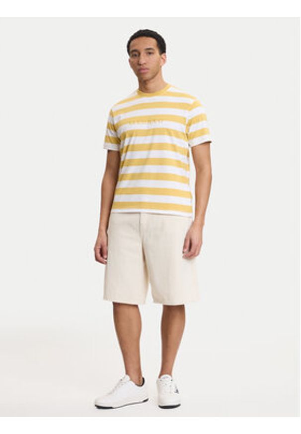 Guess Jeans T-Shirt M4YI84 K9XF1 Żółty Regular Fit. Kolor: żółty. Materiał: bawełna