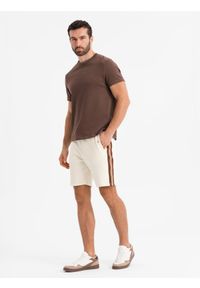 Ombre Clothing - Dresowe męskie szorty z lampasami i ściągaczem w pasie – kremowe V3 - Rozmiar: XL. Okazja: na co dzień. Kolor: kremowy. Materiał: dresówka. Wzór: aplikacja. Styl: retro, casual #9