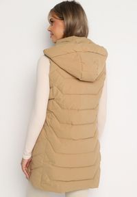 Born2be - Jasnobeżowa Pikowana Kamizelka z Odpinanym Kapturem na Suwak Wykończona Sznurkami Zeneria. Okazja: na co dzień. Kolor: beżowy. Styl: casual, elegancki #7