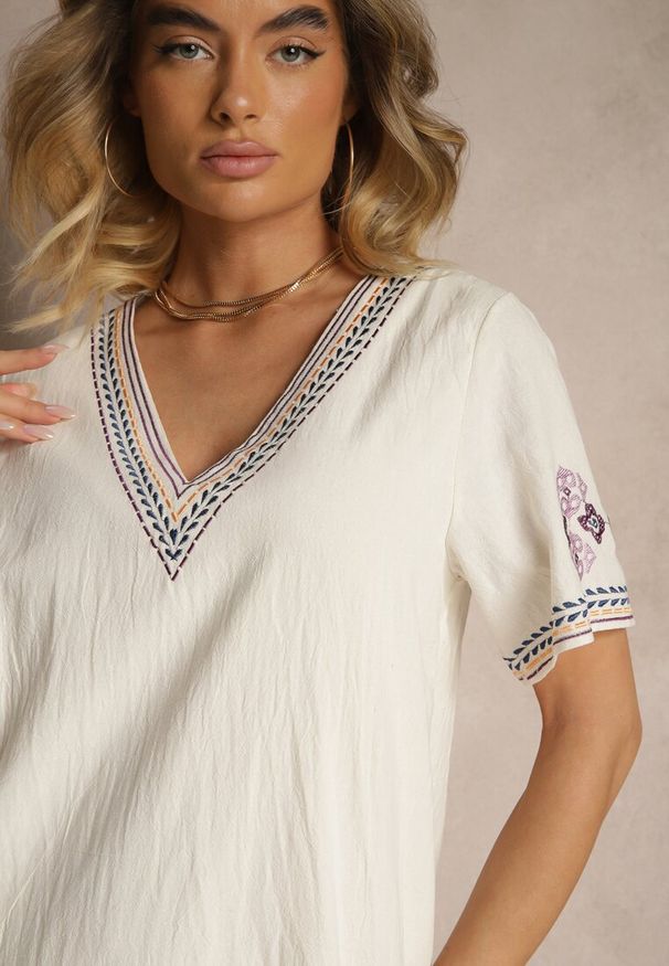 Renee - Fioletowa Pudełkowa Sukienka z Bawełny w Hafty w Stylu Boho Felkio. Okazja: na co dzień. Typ kołnierza: dekolt w kształcie V. Kolor: fioletowy. Materiał: bawełna. Długość rękawa: krótki rękaw. Wzór: haft. Typ sukienki: proste. Styl: boho