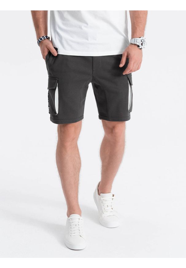 Ombre Clothing - Spodenki męskie z kieszeniami cargo - ciemnoszare V2. Kolor: szary. Materiał: dresówka, materiał, poliester, bawełna. Długość: krótkie