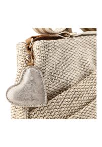 Torebka damska Rieker, z tekstylnego materiału o wyraźnej plecionej strukturze z regulowanym paskiem na ramię ozdobną zawieszką praktyczną kieszenią. Kolor: beżowy. Sezon: wiosna, lato. Styl: casual, elegancki. Rodzaj torebki: na ramię #7