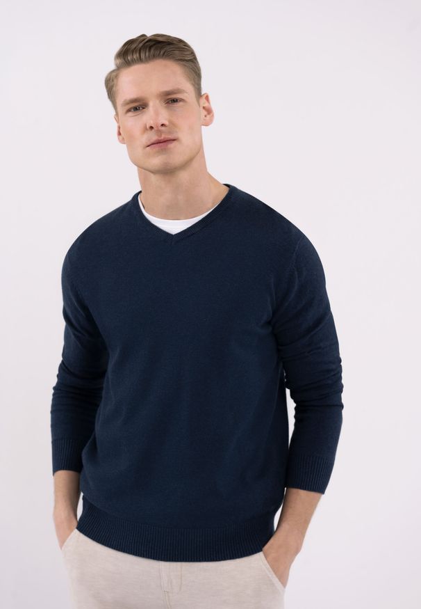 Volcano - Sweter z dekoltem w serek S-STIG. Typ kołnierza: dekolt w serek. Kolor: niebieski. Materiał: bawełna, dzianina. Wzór: ze splotem, haft, jednolity. Styl: klasyczny