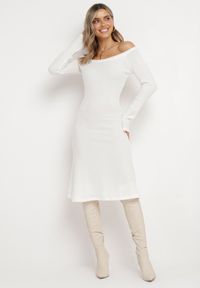 Born2be - Biała Sweterkowa Sukienka Midi Ocordela. Kolor: biały. Materiał: materiał, prążkowany. Długość: midi