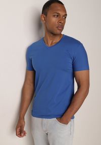 Born2be - Niebieska Koszulka T-shirt z Bawełny z Dekoltem w Serek Rionisse. Okazja: do domu, do pracy. Typ kołnierza: dekolt w serek. Kolor: niebieski. Materiał: bawełna. Styl: klasyczny, elegancki #6