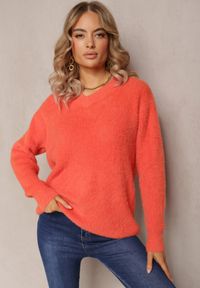 Renee - Pomarańczowy Sweter z Puchatej Dzianiny z Dekoltem V Phimys. Kolor: pomarańczowy. Materiał: dzianina. Sezon: jesień, zima #5
