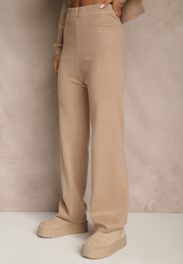 Renee - Beżowy Dzianinowy Komplet z Metaliczną Nitką Półgolf i Szerokie Spodnie Aremae. Kolor: beżowy. Materiał: dzianina