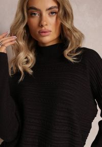Renee - Czarny Asymetryczny Sweter z Wełną Ozdobiony Tłoczeniem Aurorrsa. Kolor: czarny. Materiał: wełna. Wzór: aplikacja #4