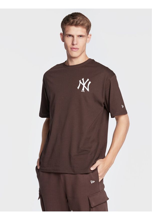 New Era T-Shirt New York Yankees League Essential 60284727 Brązowy Oversize. Kolor: brązowy. Materiał: bawełna